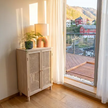 Modern With Terrace & Scenic Views, Free Parking Bergen