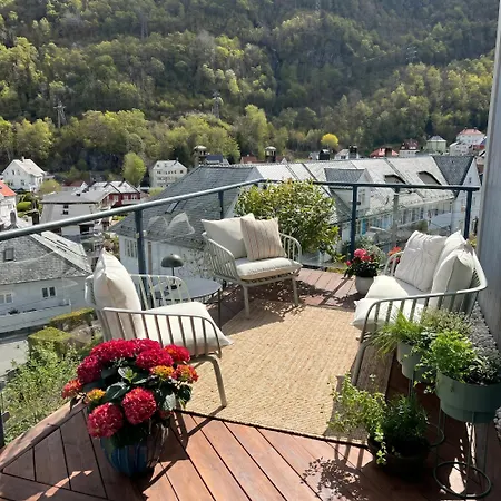 Modern With Terrace & Scenic Views, Free Parking Lägenhet *