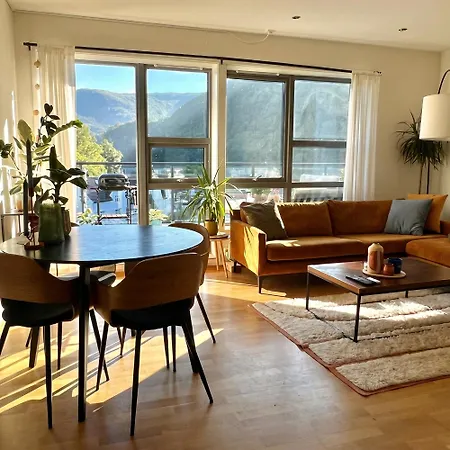 Lägenhet Modern With Terrace & Scenic Views, Free Parking *